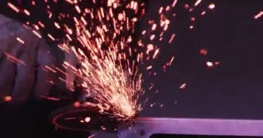 ağır çekimde fabrika küçük işletme dükkanda Bileme çelik yapı ve yapım sanayi işçisi elektrikli tekerlekli kıvılcım