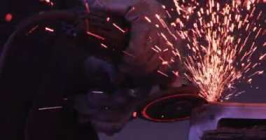 ağır çekimde fabrika küçük işletme dükkanda Bileme çelik yapı ve yapım sanayi işçisi elektrikli tekerlekli kıvılcım