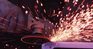 ağır çekimde fabrika küçük işletme dükkanda Bileme çelik yapı ve yapım sanayi işçisi elektrikli tekerlekli kıvılcım