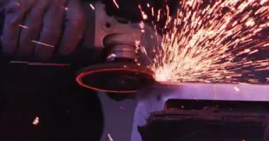 ağır çekimde fabrika küçük işletme dükkanda Bileme çelik yapı ve yapım sanayi işçisi elektrikli tekerlekli kıvılcım