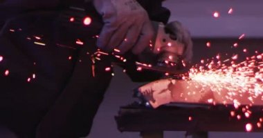 ağır çekimde fabrika küçük işletme dükkanda Bileme çelik yapı ve yapım sanayi işçisi elektrikli tekerlekli kıvılcım