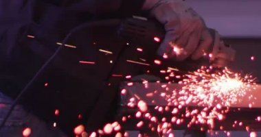ağır çekimde fabrika küçük işletme dükkanda Bileme çelik yapı ve yapım sanayi işçisi elektrikli tekerlekli kıvılcım