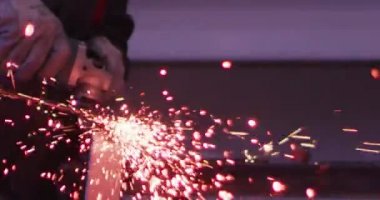 ağır çekimde fabrika küçük işletme dükkanda Bileme çelik yapı ve yapım sanayi işçisi elektrikli tekerlekli kıvılcım