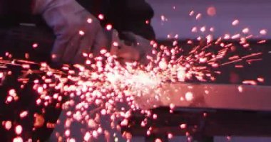 ağır çekimde fabrika küçük işletme dükkanda Bileme çelik yapı ve yapım sanayi işçisi elektrikli tekerlekli kıvılcım