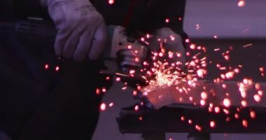 ağır çekimde fabrika küçük işletme dükkanda Bileme çelik yapı ve yapım sanayi işçisi elektrikli tekerlekli kıvılcım
