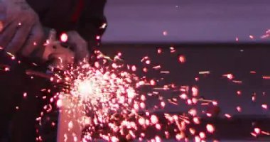 ağır çekimde fabrika küçük işletme dükkanda Bileme çelik yapı ve yapım sanayi işçisi elektrikli tekerlekli kıvılcım