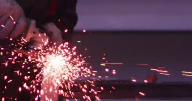 ağır çekimde fabrika küçük işletme dükkanda Bileme çelik yapı ve yapım sanayi işçisi elektrikli tekerlekli kıvılcım