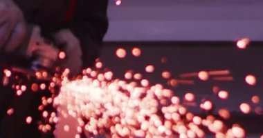 ağır çekimde fabrika küçük işletme dükkanda Bileme çelik yapı ve yapım sanayi işçisi elektrikli tekerlekli kıvılcım