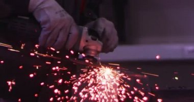 ağır çekimde fabrika küçük işletme dükkanda Bileme çelik yapı ve yapım sanayi işçisi elektrikli tekerlekli kıvılcım