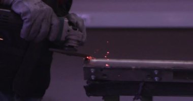 ağır çekimde fabrika küçük işletme dükkanda Bileme çelik yapı ve yapım sanayi işçisi elektrikli tekerlekli kıvılcım