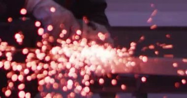 ağır çekimde fabrika küçük işletme dükkanda Bileme çelik yapı ve yapım sanayi işçisi elektrikli tekerlekli kıvılcım