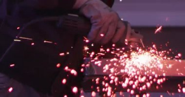 ağır çekimde fabrika küçük işletme dükkanda Bileme çelik yapı ve yapım sanayi işçisi elektrikli tekerlekli kıvılcım