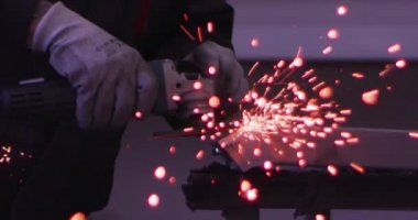 ağır çekimde fabrika küçük işletme dükkanda Bileme çelik yapı ve yapım sanayi işçisi elektrikli tekerlekli kıvılcım