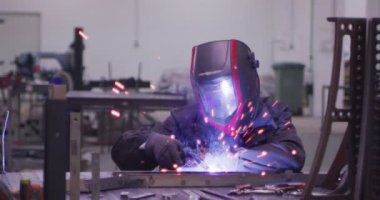 ağır çekimde fabrika küçük işletme dükkanda Bileme çelik yapı ve yapım sanayi işçisi elektrikli tekerlekli kıvılcım