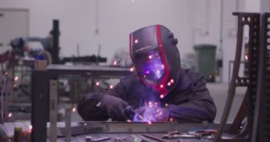 ağır çekimde fabrika küçük işletme dükkanda Bileme çelik yapı ve yapım sanayi işçisi elektrikli tekerlekli kıvılcım