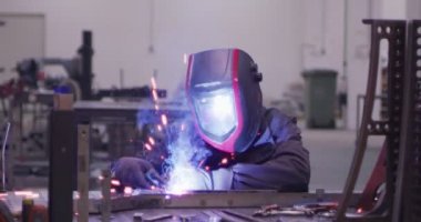 ağır çekimde fabrika küçük işletme dükkanda Bileme çelik yapı ve yapım sanayi işçisi elektrikli tekerlekli kıvılcım