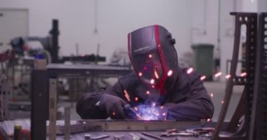 ağır çekimde fabrika küçük işletme dükkanda Bileme çelik yapı ve yapım sanayi işçisi elektrikli tekerlekli kıvılcım