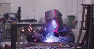 ağır çekimde fabrika küçük işletme dükkanda Bileme çelik yapı ve yapım sanayi işçisi elektrikli tekerlekli kıvılcım