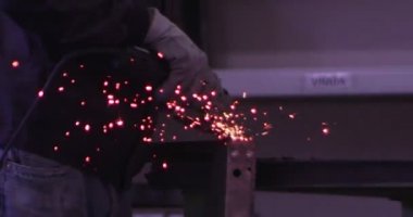 ağır çekimde fabrika küçük işletme dükkanda Bileme çelik yapı ve yapım sanayi işçisi elektrikli tekerlekli kıvılcım