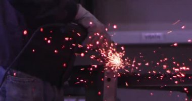ağır çekimde fabrika küçük işletme dükkanda Bileme çelik yapı ve yapım sanayi işçisi elektrikli tekerlekli kıvılcım