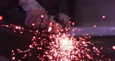 ağır çekimde fabrika küçük işletme dükkanda Bileme çelik yapı ve yapım sanayi işçisi elektrikli tekerlekli kıvılcım