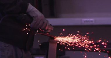 ağır çekimde fabrika küçük işletme dükkanda Bileme çelik yapı ve yapım sanayi işçisi elektrikli tekerlekli kıvılcım