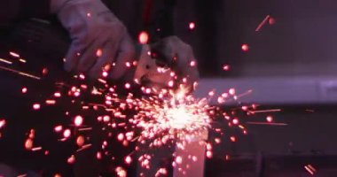 ağır çekimde fabrika küçük işletme dükkanda Bileme çelik yapı ve yapım sanayi işçisi elektrikli tekerlekli kıvılcım