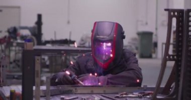 ağır çekimde fabrika küçük işletme dükkanda Bileme çelik yapı ve yapım sanayi işçisi elektrikli tekerlekli kıvılcım