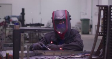 ağır çekimde fabrika küçük işletme dükkanda Bileme çelik yapı ve yapım sanayi işçisi elektrikli tekerlekli kıvılcım