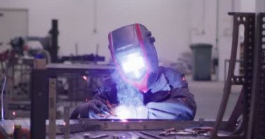 ağır çekimde fabrika küçük işletme dükkanda Bileme çelik yapı ve yapım sanayi işçisi elektrikli tekerlekli kıvılcım