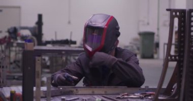 ağır çekimde fabrika küçük işletme dükkanda Bileme çelik yapı ve yapım sanayi işçisi elektrikli tekerlekli kıvılcım