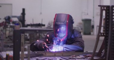 ağır çekimde fabrika küçük işletme dükkanda Bileme çelik yapı ve yapım sanayi işçisi elektrikli tekerlekli kıvılcım