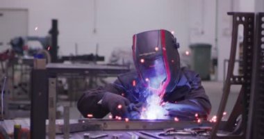 ağır çekimde fabrika küçük işletme dükkanda Bileme çelik yapı ve yapım sanayi işçisi elektrikli tekerlekli kıvılcım