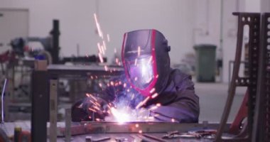 ağır çekimde fabrika küçük işletme dükkanda Bileme çelik yapı ve yapım sanayi işçisi elektrikli tekerlekli kıvılcım