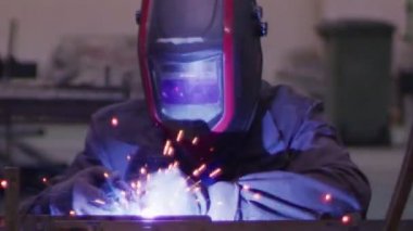 ağır çekimde fabrika küçük işletme dükkanda Bileme çelik yapı ve yapım sanayi işçisi elektrikli tekerlekli kıvılcım