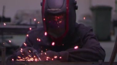 ağır çekimde fabrika küçük işletme dükkanda Bileme çelik yapı ve yapım sanayi işçisi elektrikli tekerlekli kıvılcım