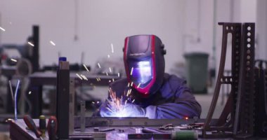 ağır çekimde fabrika küçük işletme dükkanda Bileme çelik yapı ve yapım sanayi işçisi elektrikli tekerlekli kıvılcım