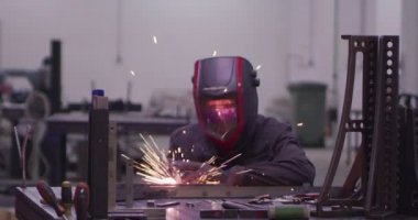 ağır çekimde fabrika küçük işletme dükkanda Bileme çelik yapı ve yapım sanayi işçisi elektrikli tekerlekli kıvılcım