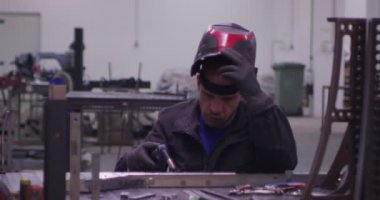 ağır çekimde fabrika küçük işletme dükkanda Bileme çelik yapı ve yapım sanayi işçisi elektrikli tekerlekli kıvılcım