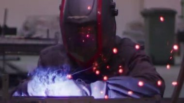 ağır çekimde fabrika küçük işletme dükkanda Bileme çelik yapı ve yapım sanayi işçisi elektrikli tekerlekli kıvılcım