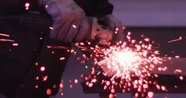 노동자 구조에 슬로우 모션에서가에 소기업 공장에서에서 스파크를 만들기 — 비디오
