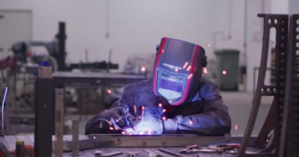 Lucrător Din Industrie Rectificare Roți Electrice Structura Oțel Face Scântei — Videoclip de stoc