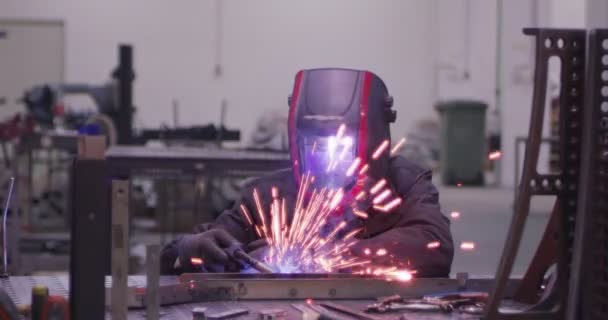 工业工人车轮磨削钢结构和制造火花在工厂小企业慢动作 — 图库视频影像