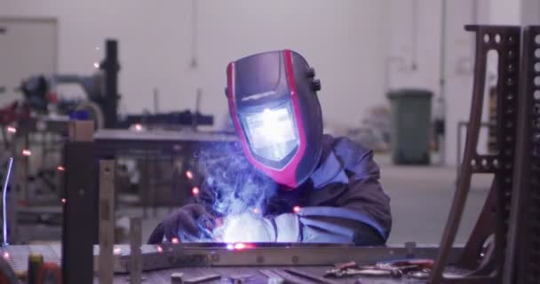 Industriearbeiter Schleift Stahlkonstruktion Und Macht Funken Fabrik Kleinunternehmensladen Zeitlupe — Stockvideo
