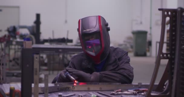 Ağır Çekimde Fabrika Küçük Işletme Dükkanda Bileme Çelik Yapı Yapım — Stok video