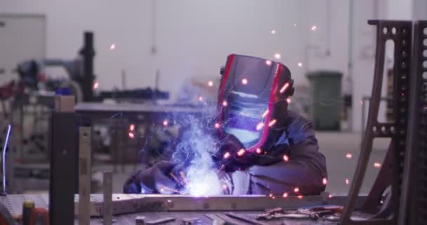 産業労働者電気ホイール研削鋼構造とスローモーションで中小企業ファクトリーショップで火花を作る — ストック動画