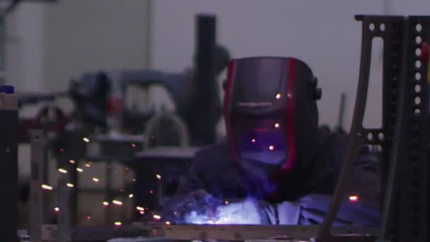 産業労働者電気ホイール研削鋼構造とスローモーションで中小企業ファクトリーショップで火花を作る — ストック動画