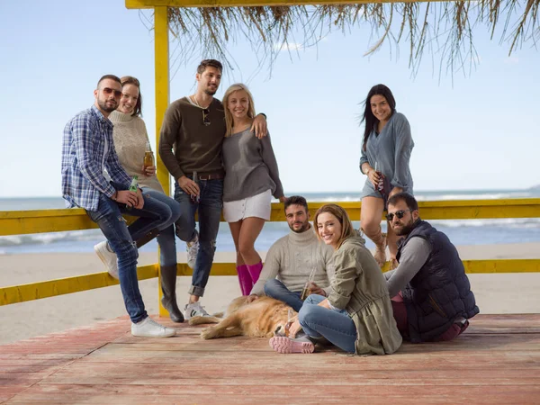 Grupo Feliz Amigos Saindo Casa Praia Divertindo Bebendo Cerveja Dia — Fotografia de Stock