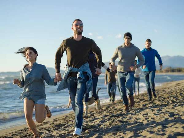 Grupp Unga Vänner Tillbringa Dagen Tillsammans Kör Stranden Höstdagen — Stockfoto