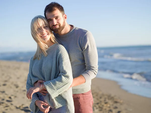 Pareja Joven Divirtiéndose Caminando Abrazándose Playa Durante Día Soleado Otoño — Foto de Stock